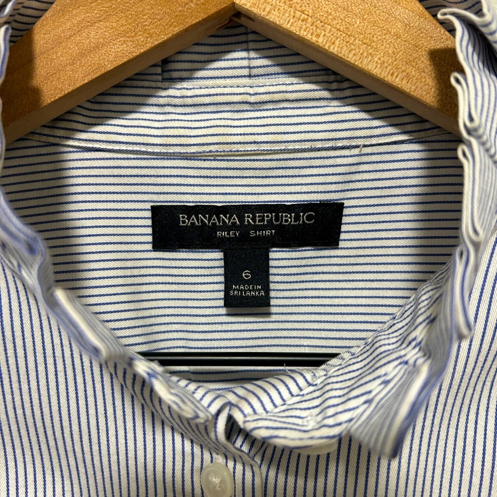 Riley Shirt Banana Republic Ruffled Collar size 6 Women’s